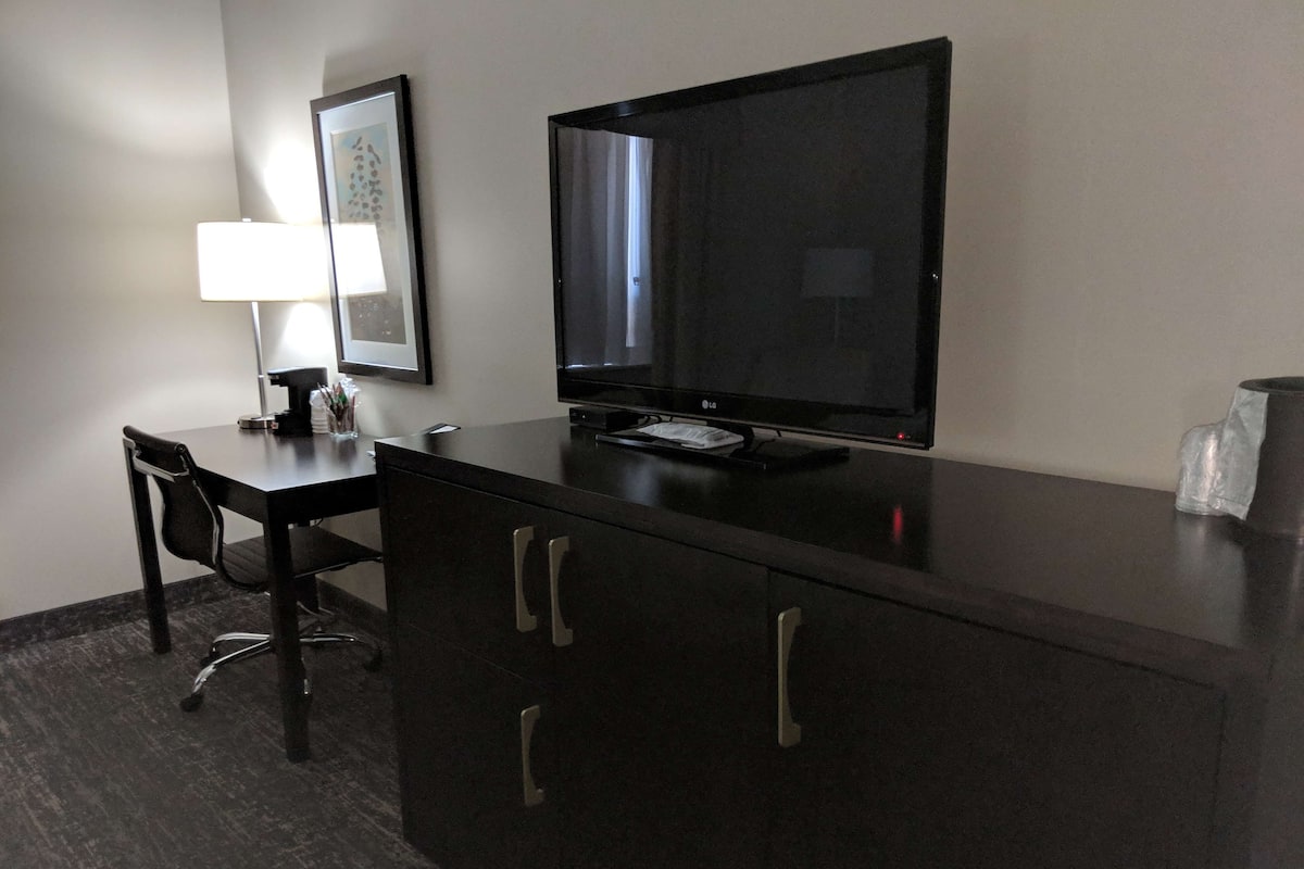 Iron/ironing board, rollaway beds, Internet, bed sheets