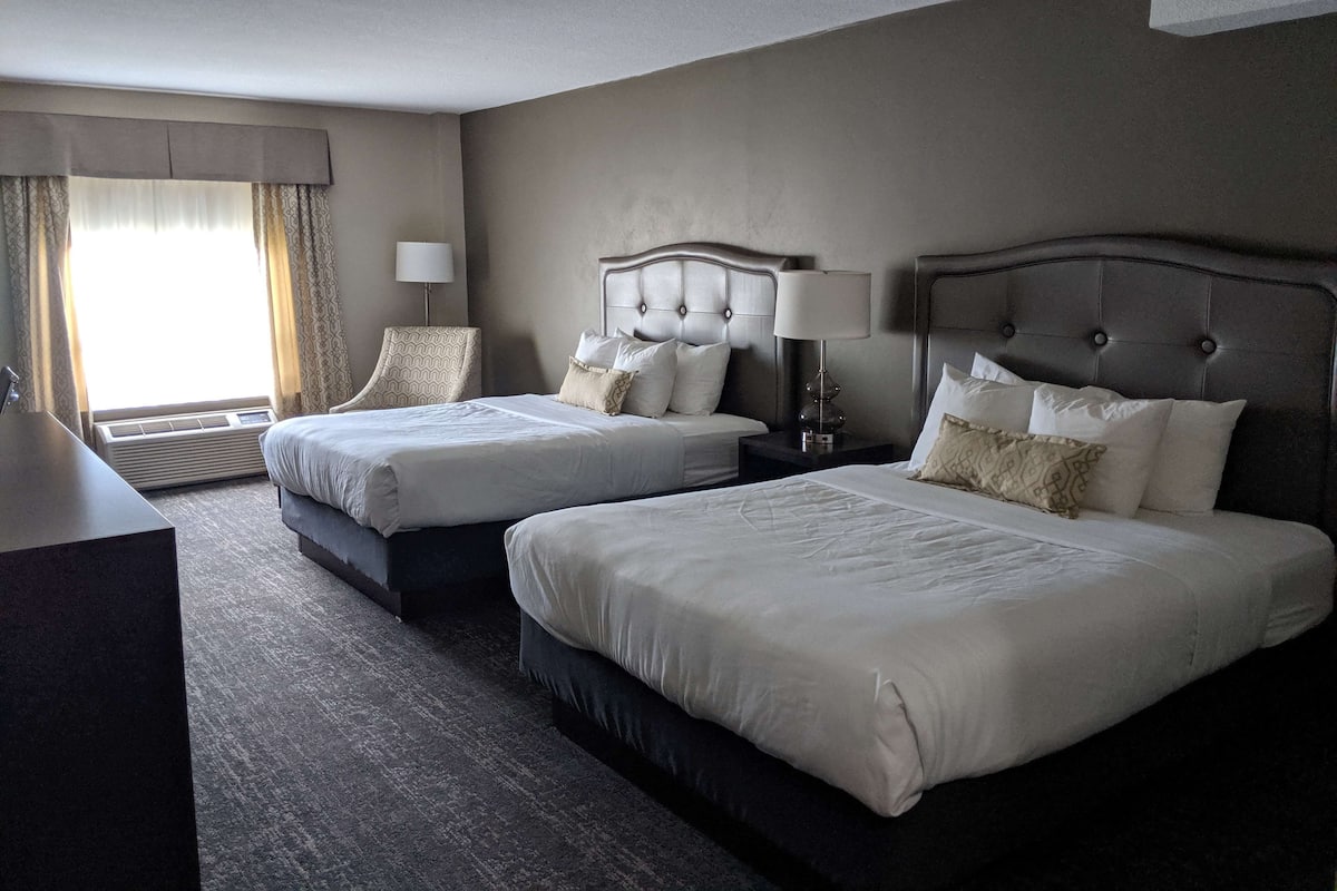 Bàn ủi/dụng cụ ủi quần áo, giường gấp/giường phụ (phụ phí)