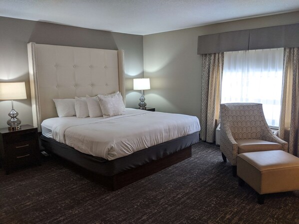 مكواة/لوح كي وأسرّة قابلة للطي وخدمة الإنترنت وملاءات أسرّة