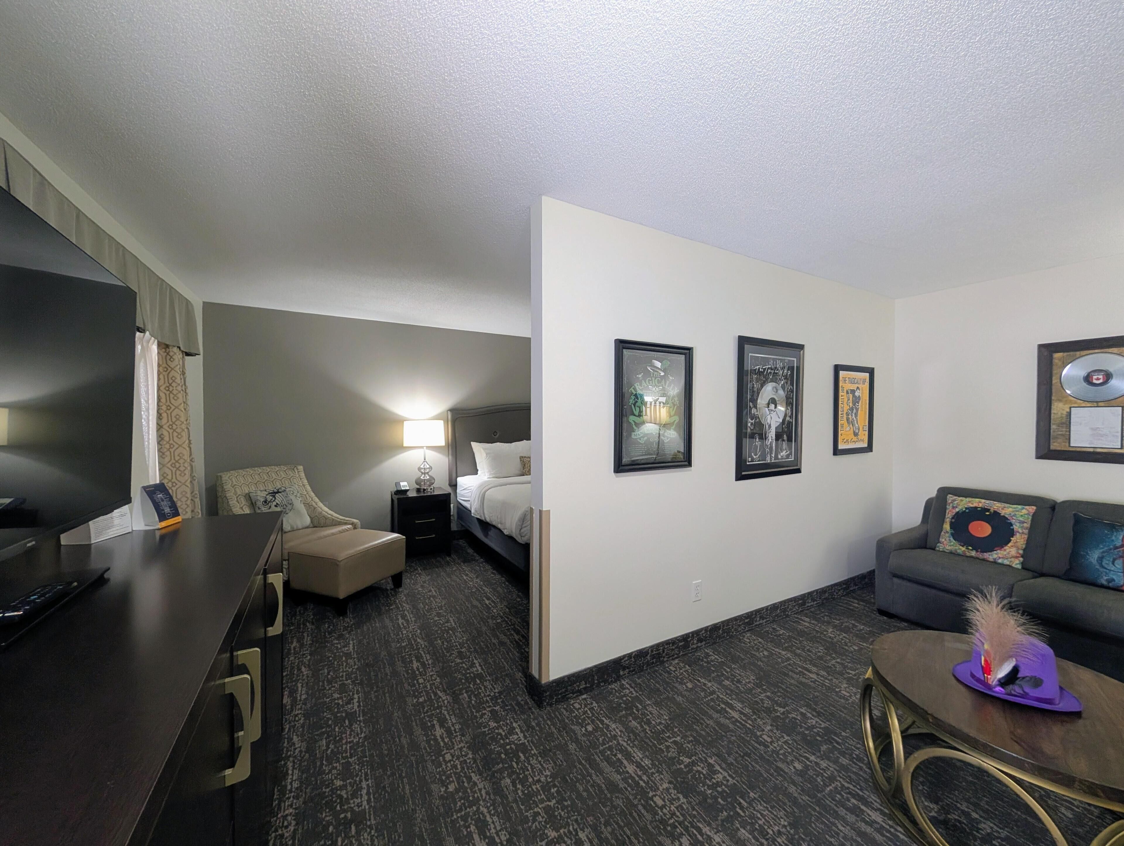 스위트, 킹사이즈침대 1개, 금연,  냉장고 및 전자레인지 (Theme Room;with Sofabed) | 다리미/다리미판, 간이 침대, 인터넷, 침대 시트