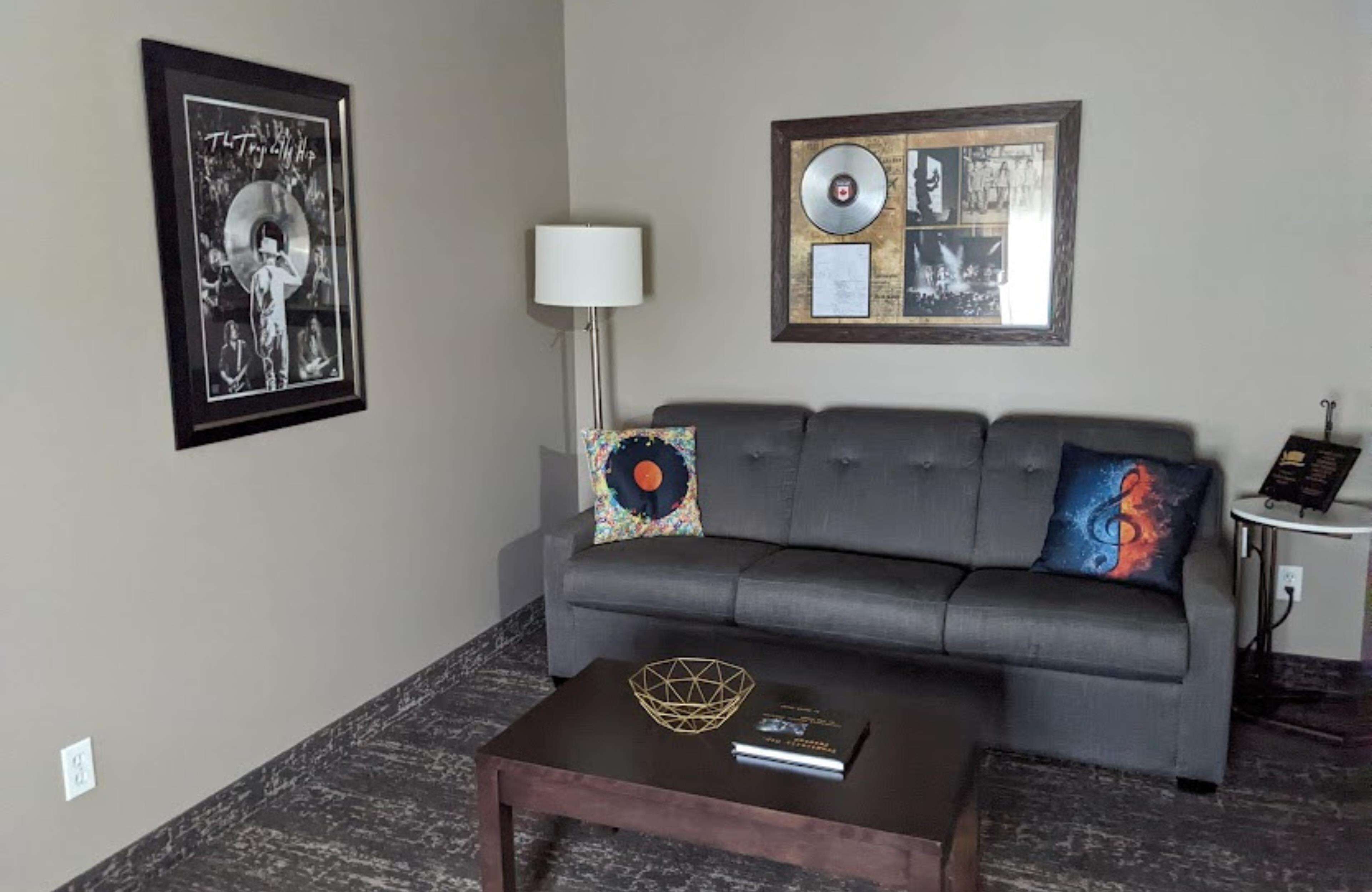 suite, 1 king bed, non smoking, refrigerator & microwave (theme room;with sofabed) | 1 bedroom, iron/ironing board, rollaway beds, internet