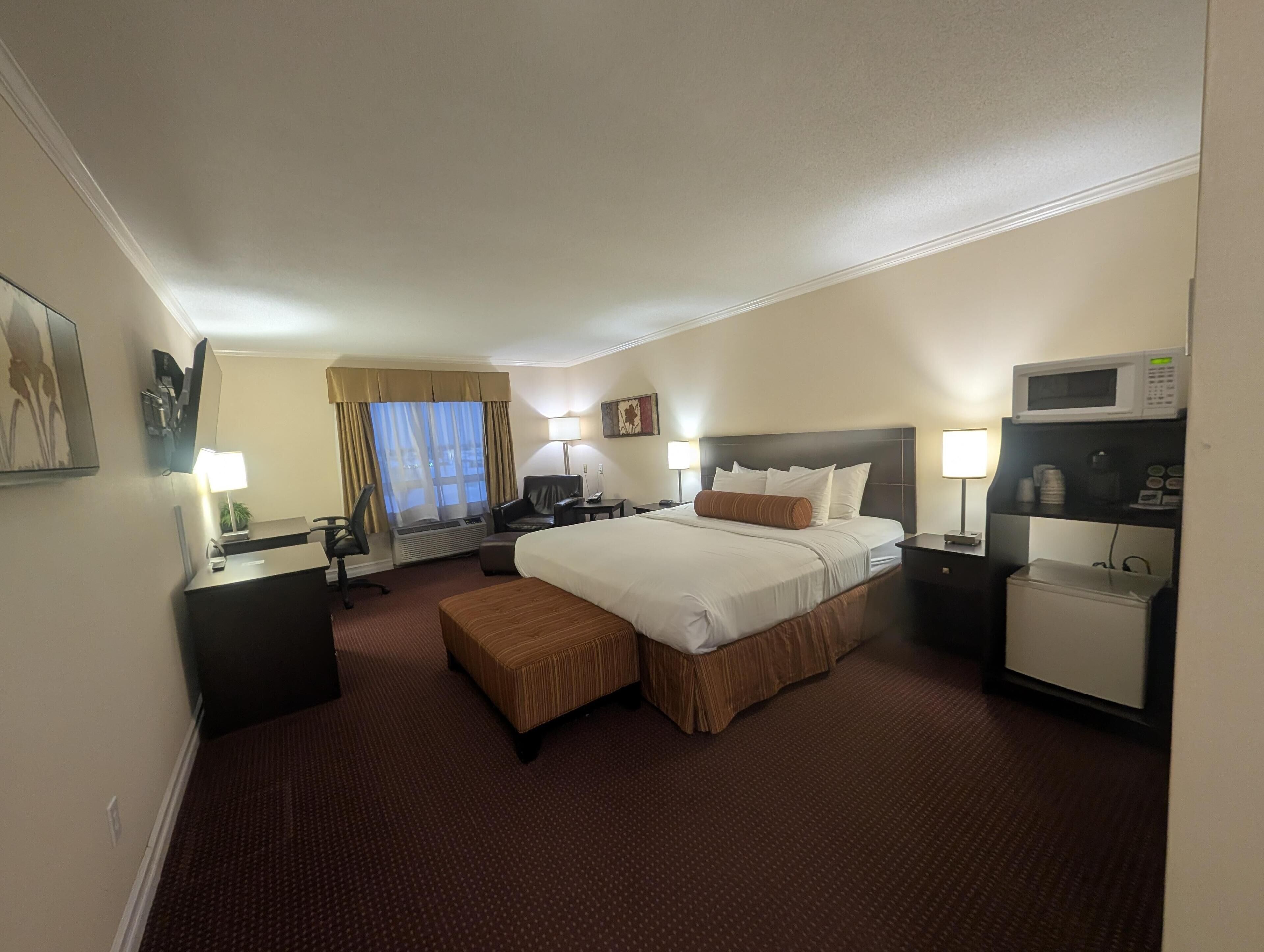Executive Room, 1 King Bed, Refrigerator & Microwave, Lake View Not Pet Friendly | Iron/ironing board, rollaway beds, Internet, bed sheets