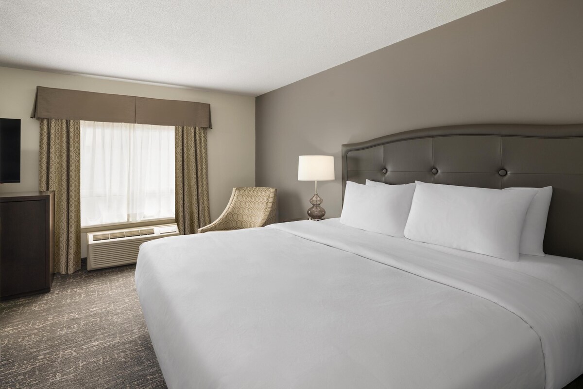 Suite, 1 King Bed, Non Smoking, Refrigerator & Microwave (with Sofabed) Not Pet Friendly | Iron/ironing board, rollaway beds (surcharge), high-speed internet