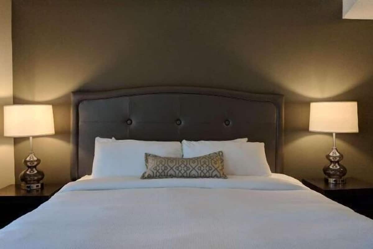 Tabla de planchar con plancha, camas extra, internet y ropa de cama