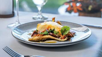 3 restaurants; breakfast, lunch and dinner served