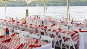 3 restaurants; breakfast, lunch and dinner served