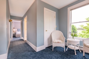 Deluxe Room, 1 Queen Bed (Studio Suite) | Individually decorated, individually furnished, iron/ironing board, WiFi