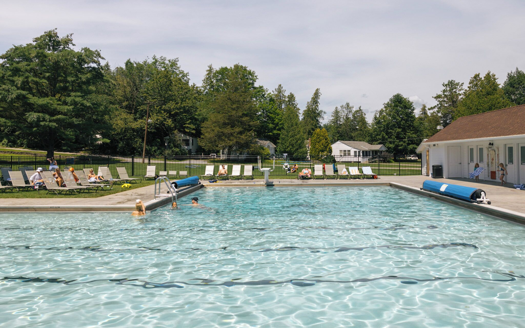 室外游泳池，開放時間為 07:00 至 21:00，提供泳池遮陽傘和日光浴躺椅