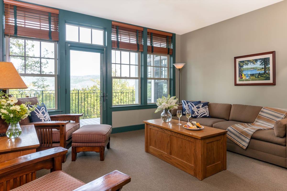 Deluxe Room, 1 Twin Bed, Lake View (One Bedroom Suite) | Individually decorated, individually furnished, iron/ironing board, WiFi