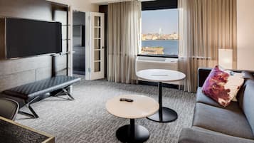 Suite Premier, 2 camas dobles, vistas a la ciudad | Caja fuerte, decoración individual, mobiliario individual y escritorio