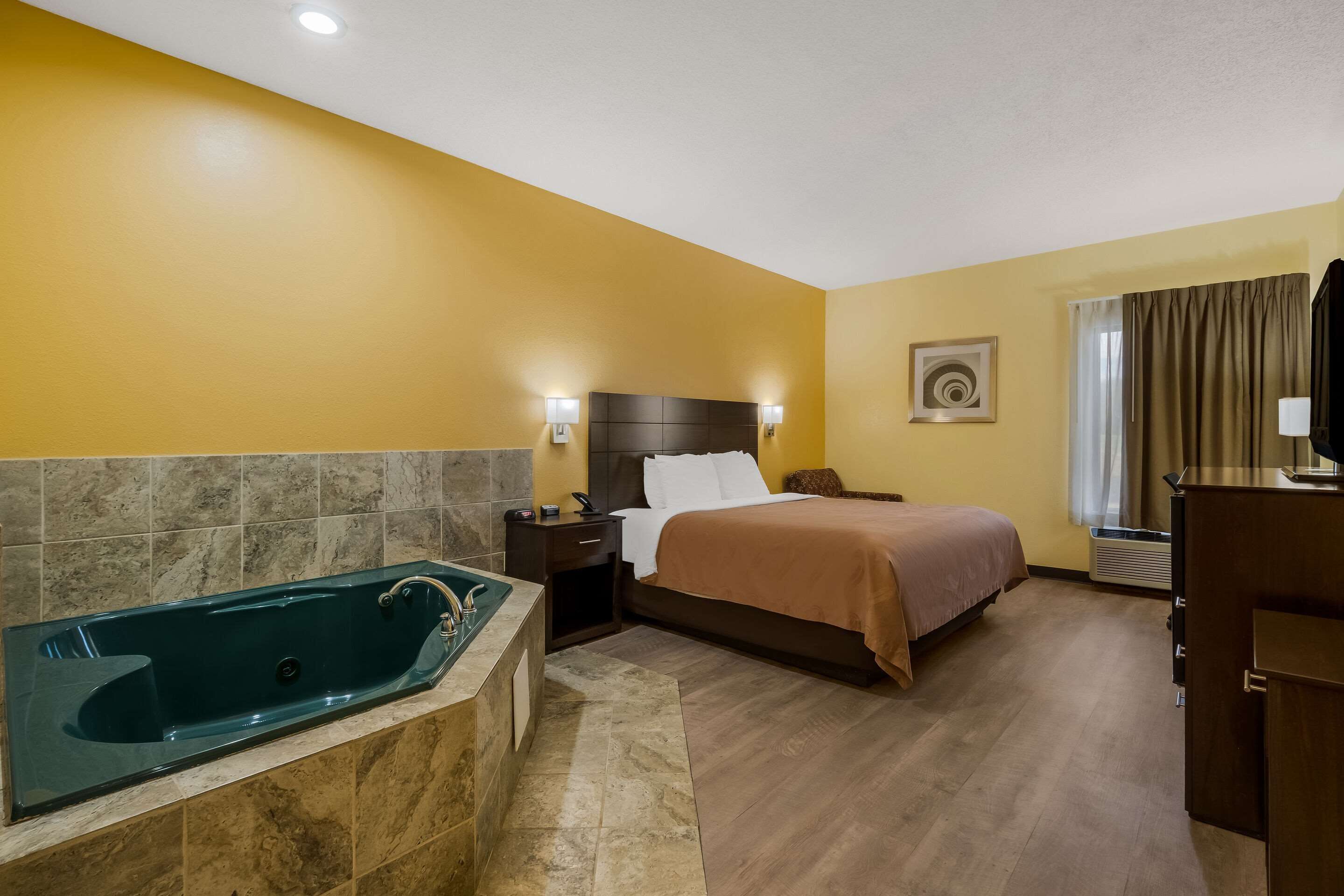 客房, 1 張特大雙人床, 非吸煙房 | 隔音、熨斗/熨衣板、免費無線上網、床單