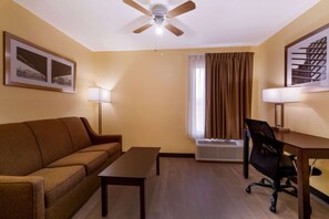 Suite, 1 King Bed | Soundproofing, iron/ironing board, free WiFi, bed sheets