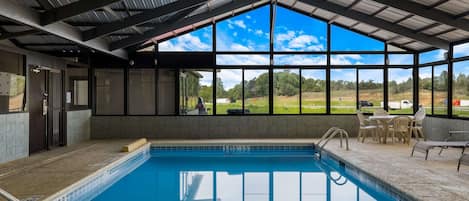 Una piscina al aire libre de temporada