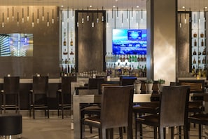 Lobby - Hotel Chicago Downtown, Autograph Collection by Marriott (Chicago)