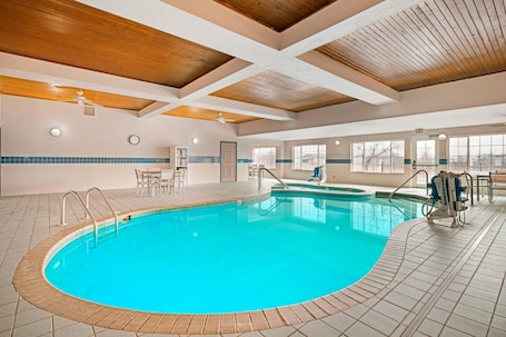 Piscina coperta. Country Inn & Suites by Radisson, West Bend, WI