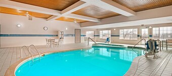 Country Inn & Suites by Radisson, West Bend, WI