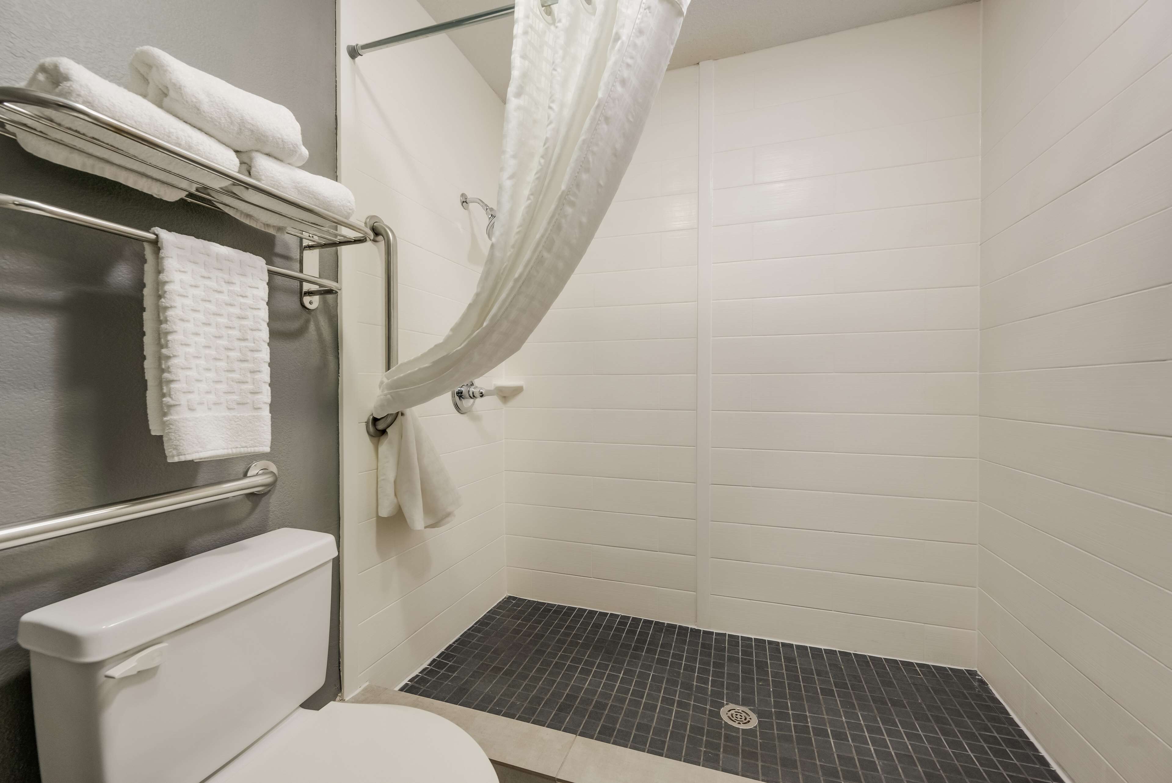 combined shower/bathtub, hair dryer, towels