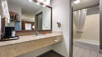 Combined shower/tub, hair dryer, towels
