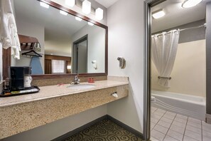 Combined shower/tub, hair dryer, towels
