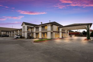 Exterior - SureStay Hotel by Best Western Deer Park (Deer Park)
