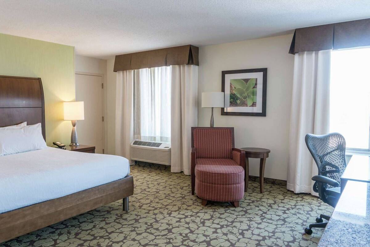 Escritorio, espacio para trabajar con laptop y cortinas blackout