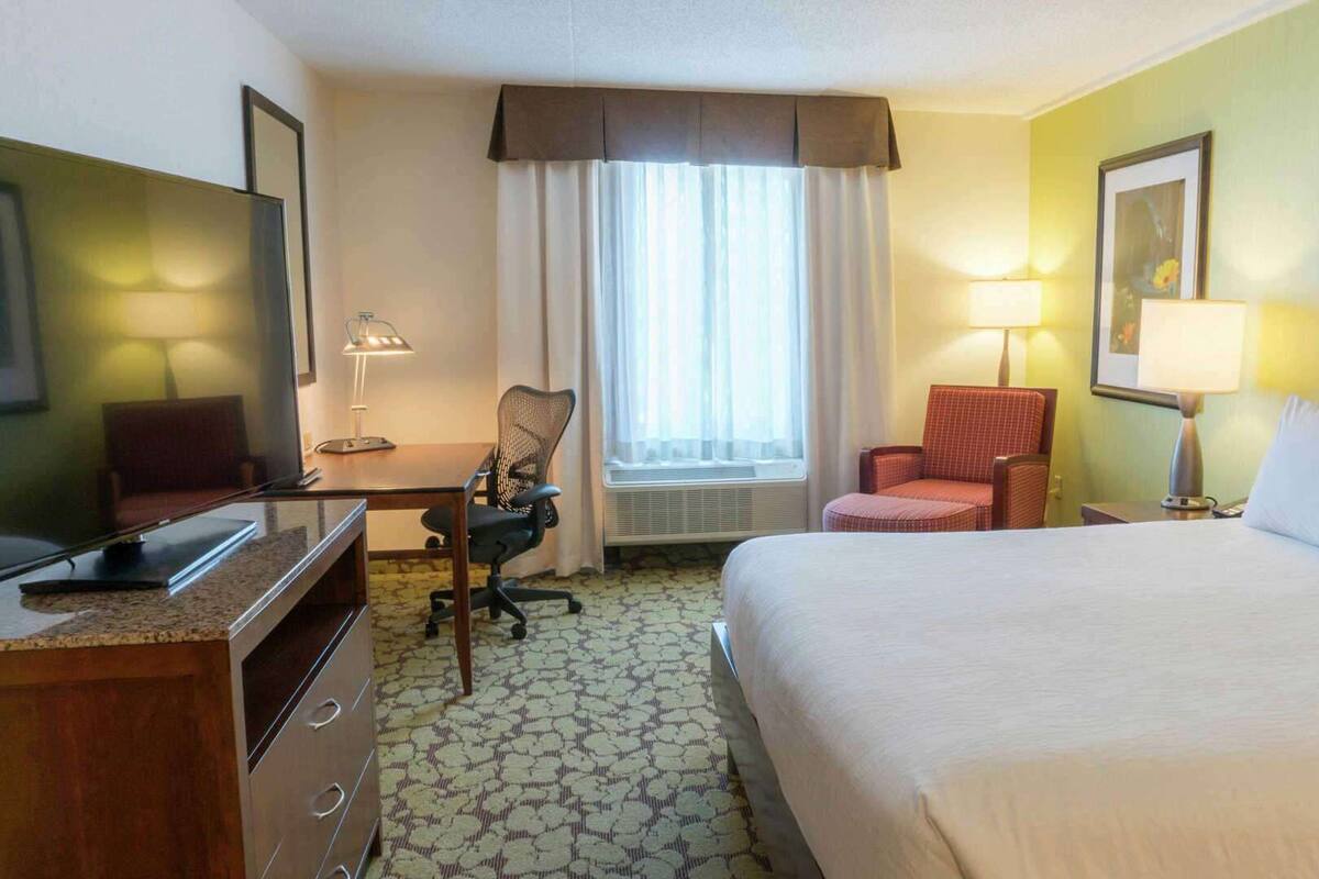 Escritorio, espacio para trabajar con laptop y cortinas blackout