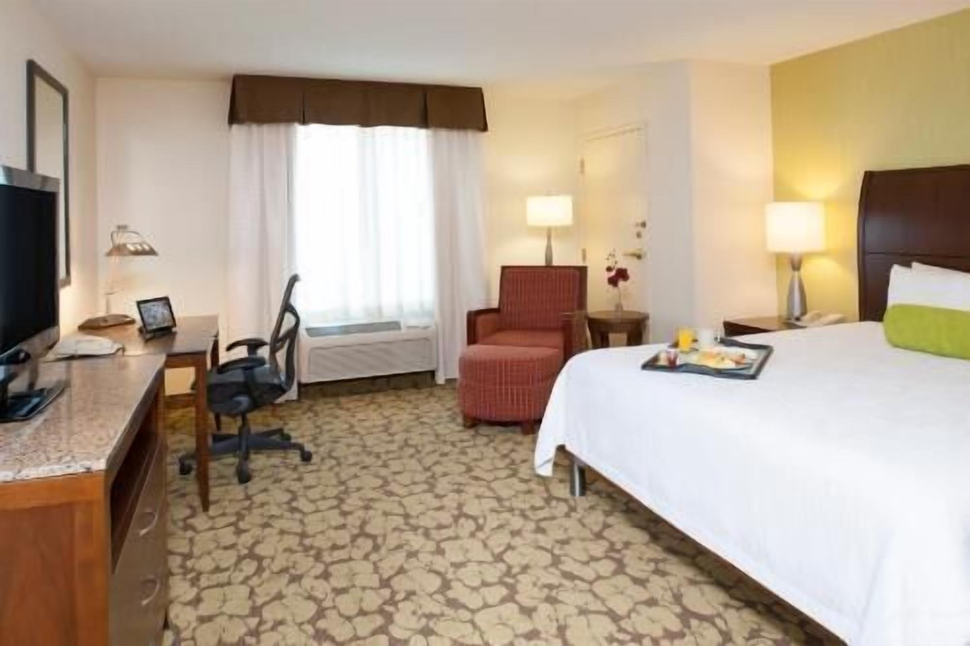 Escritorio, espacio para trabajar con laptop y cortinas blackout 