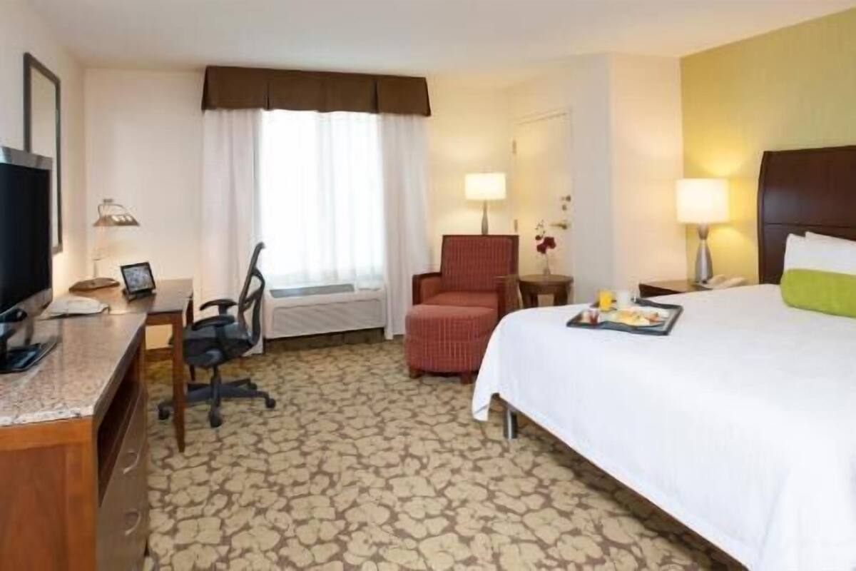 Escritorio, espacio para trabajar con laptop y cortinas blackout