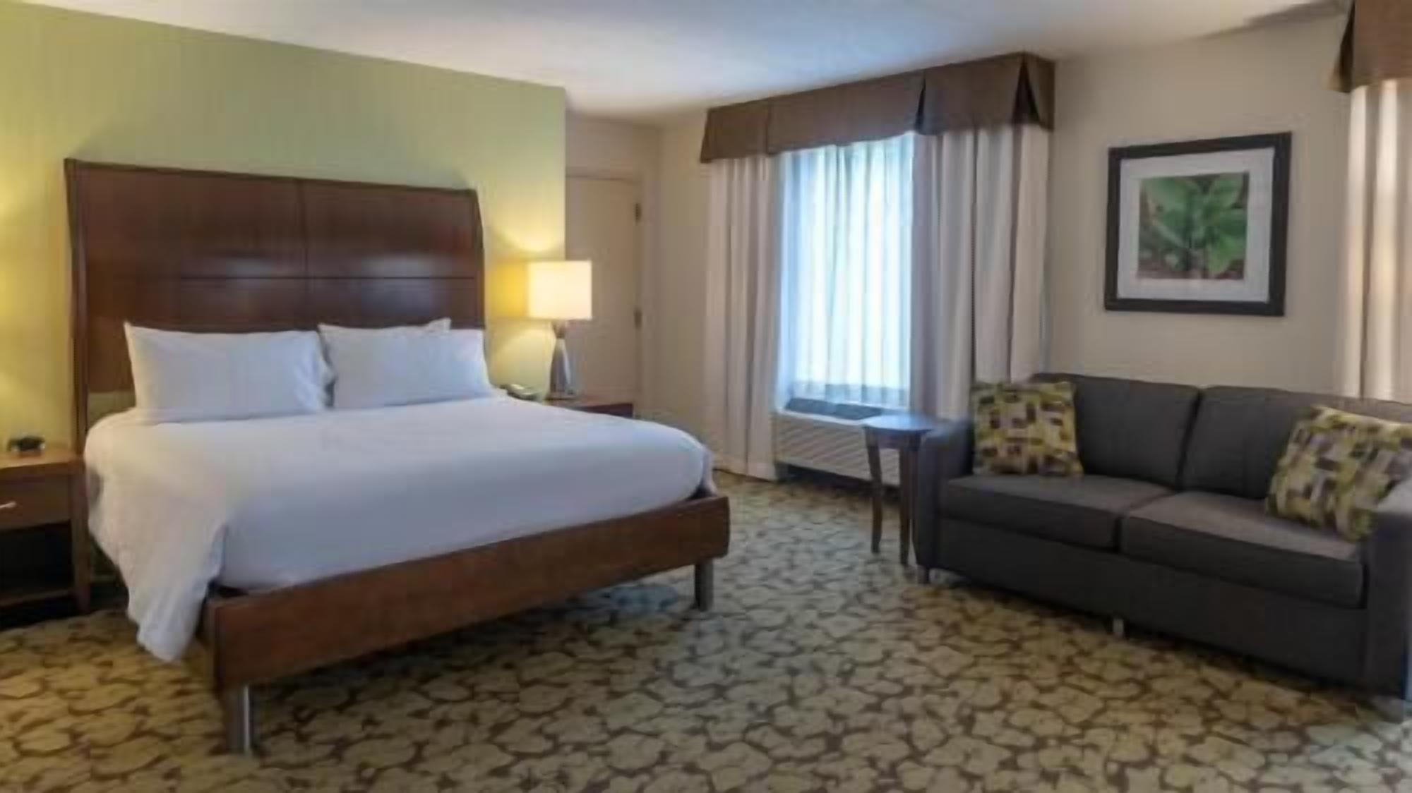 Escritorio, espacio para trabajar con laptop y cortinas blackout 