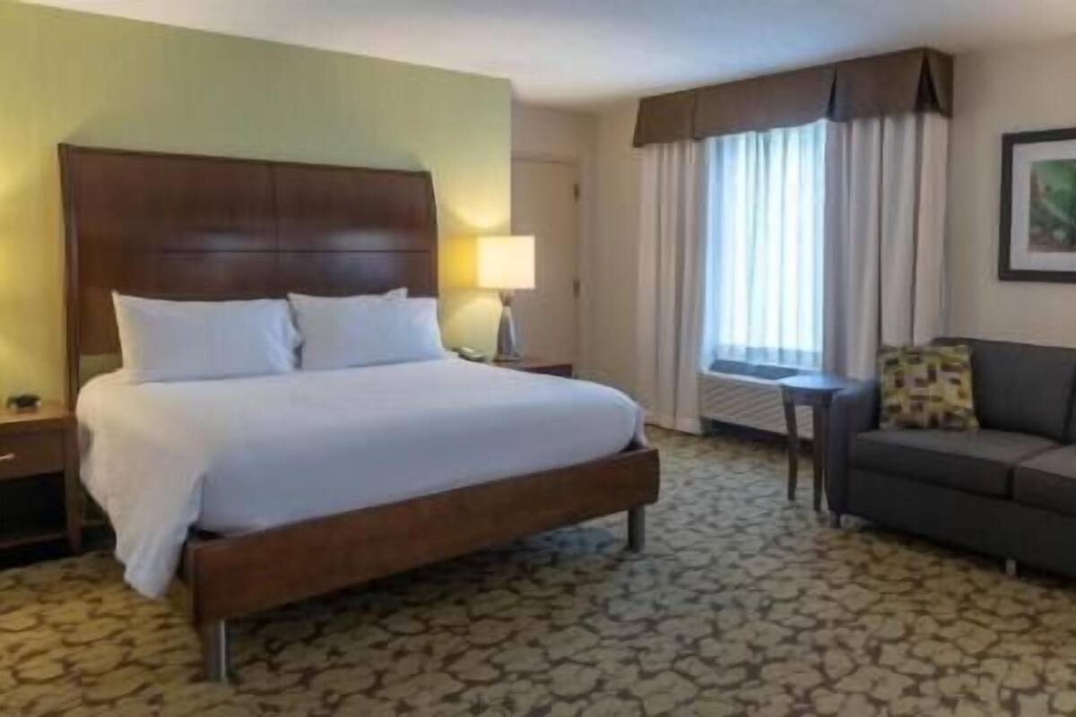 Escritorio, espacio para trabajar con laptop y cortinas blackout