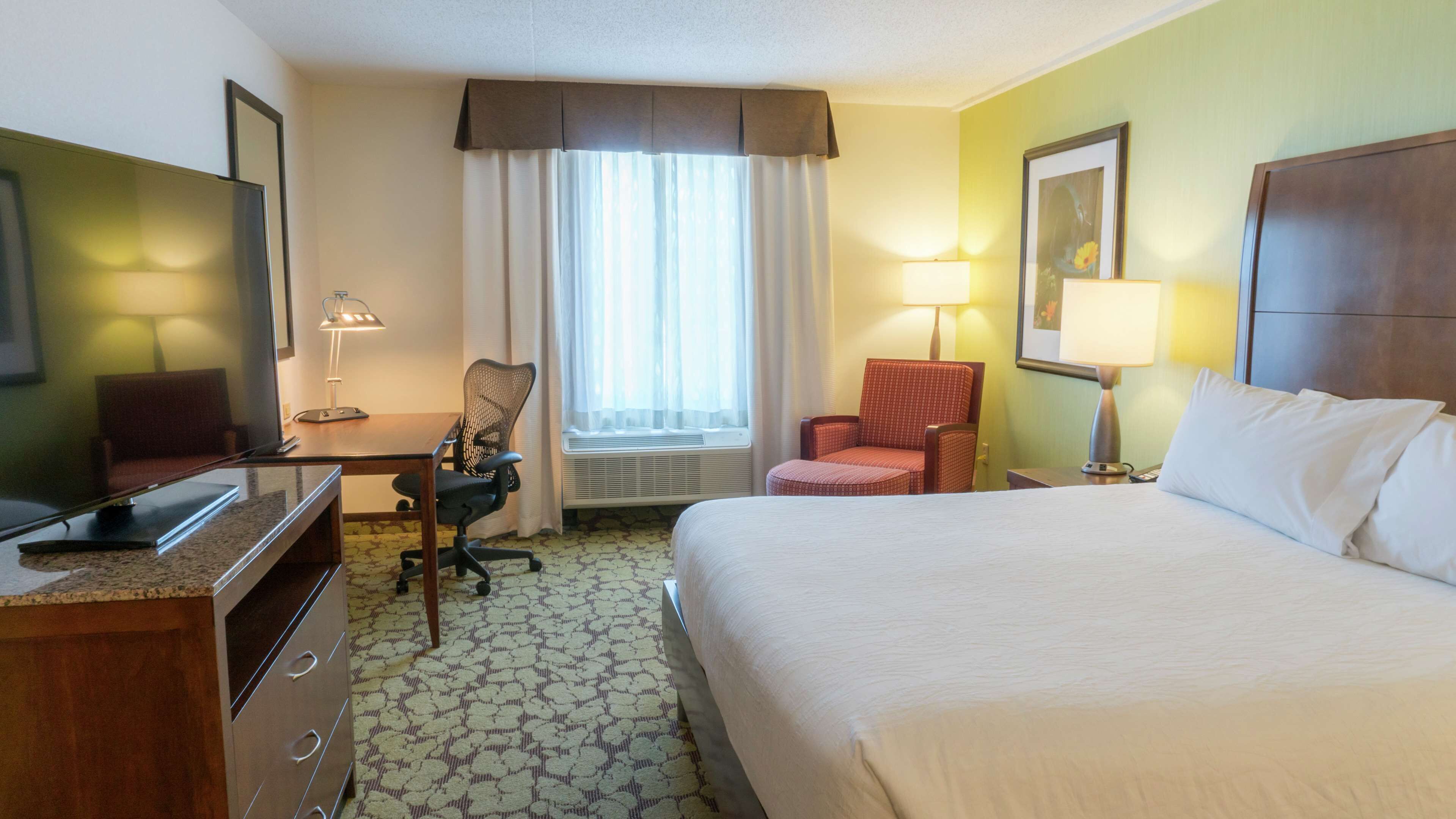 Escritorio, espacio para trabajar con laptop y cortinas blackout 