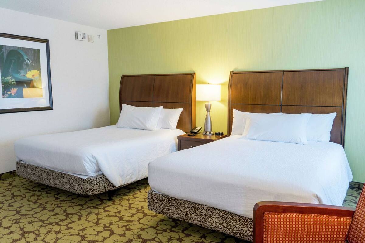 Escritorio, espacio para trabajar con laptop y cortinas blackout