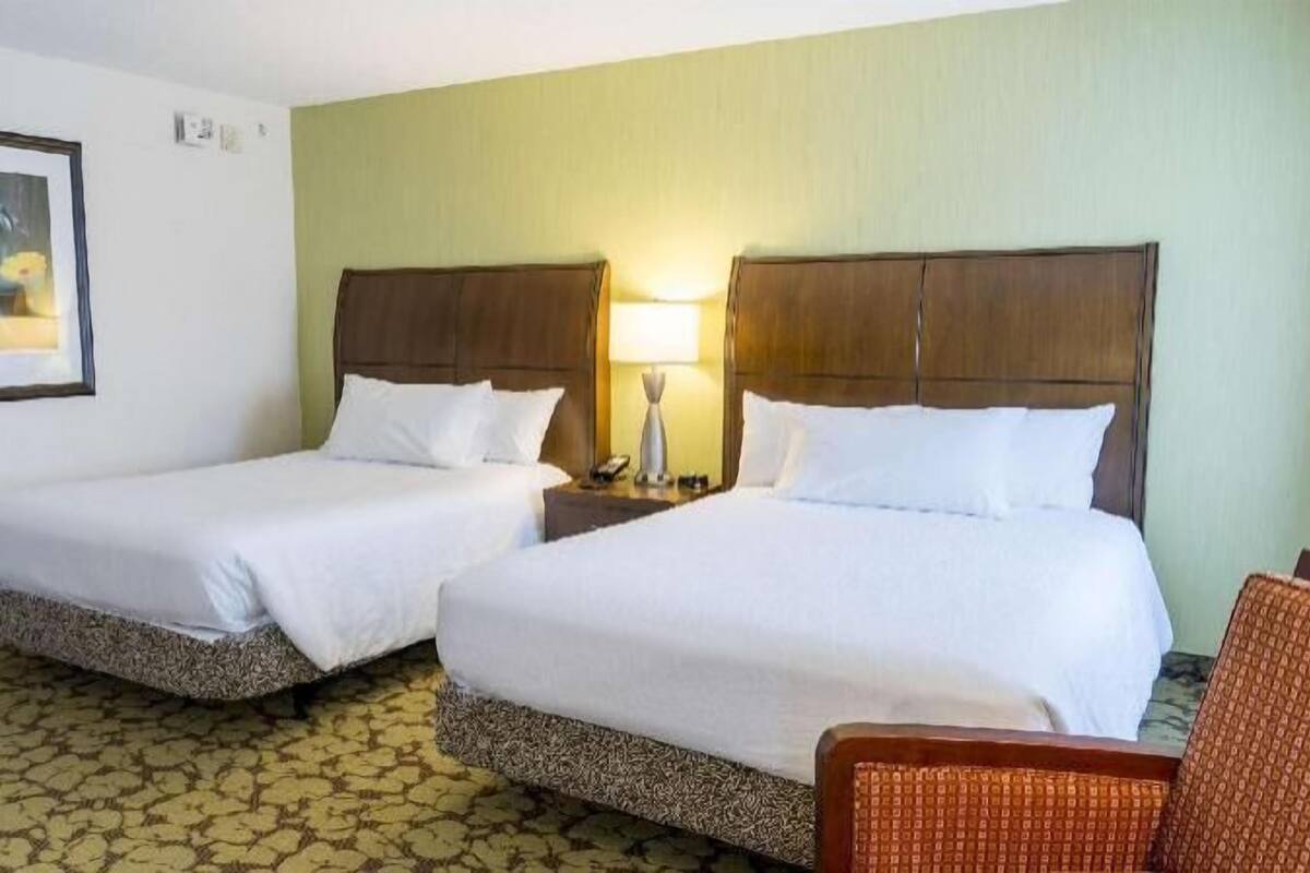 Escritorio, espacio para trabajar con laptop y cortinas blackout