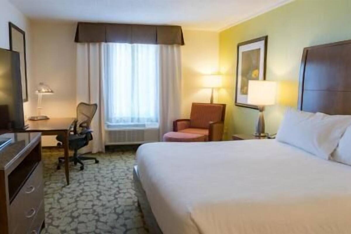 Escritorio, espacio para trabajar con laptop y cortinas blackout