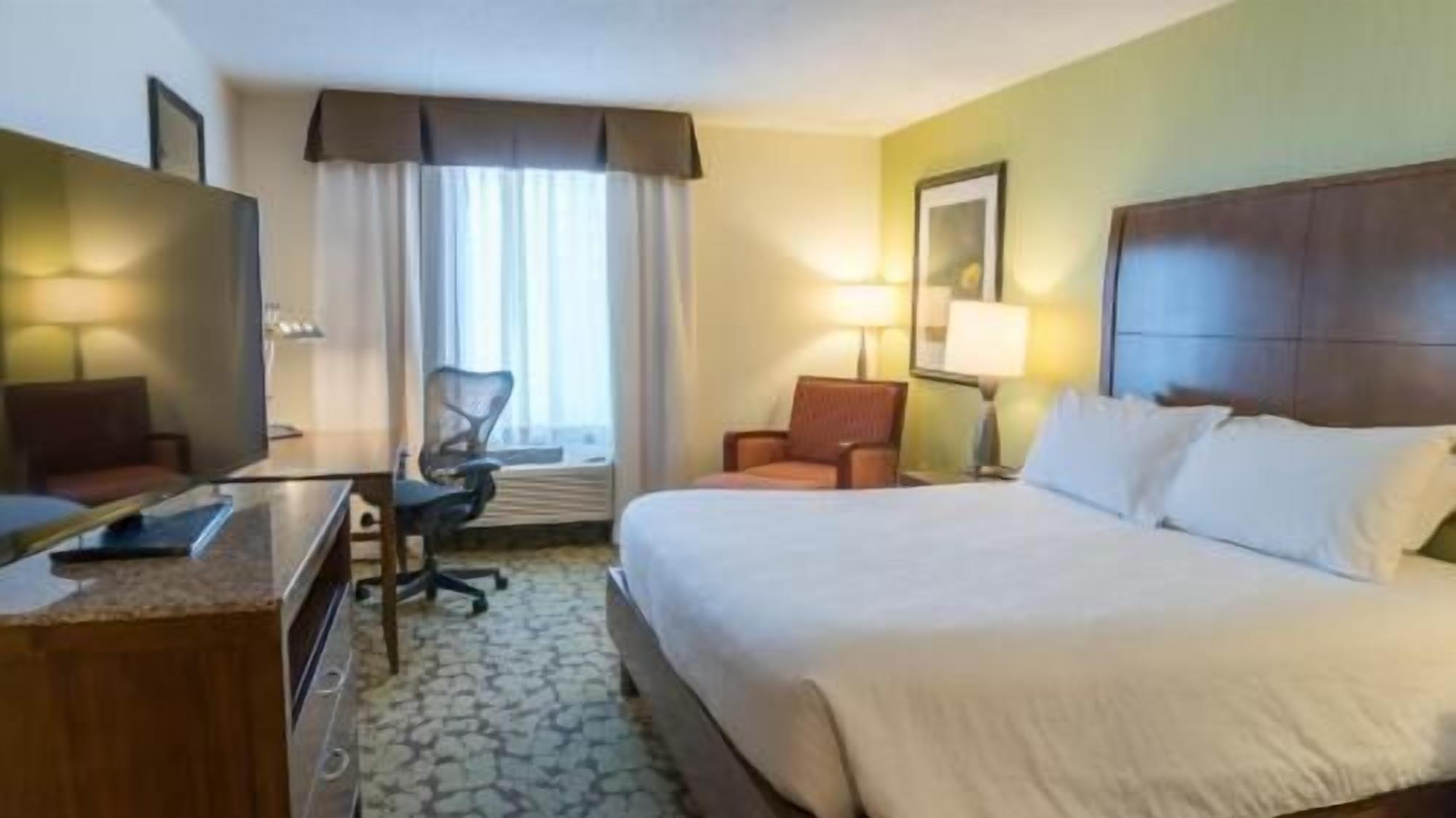 Escritorio, espacio para trabajar con laptop y cortinas blackout 