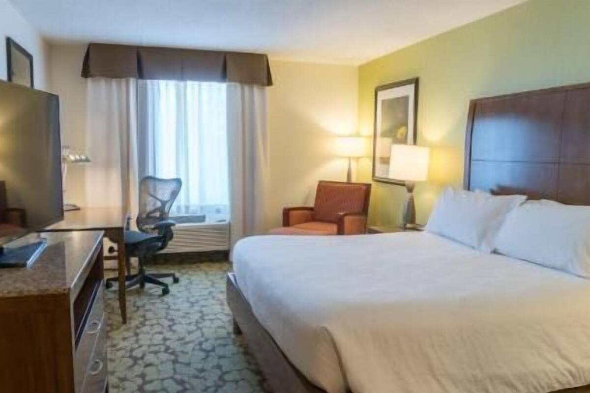 Escritorio, espacio para trabajar con laptop y cortinas blackout