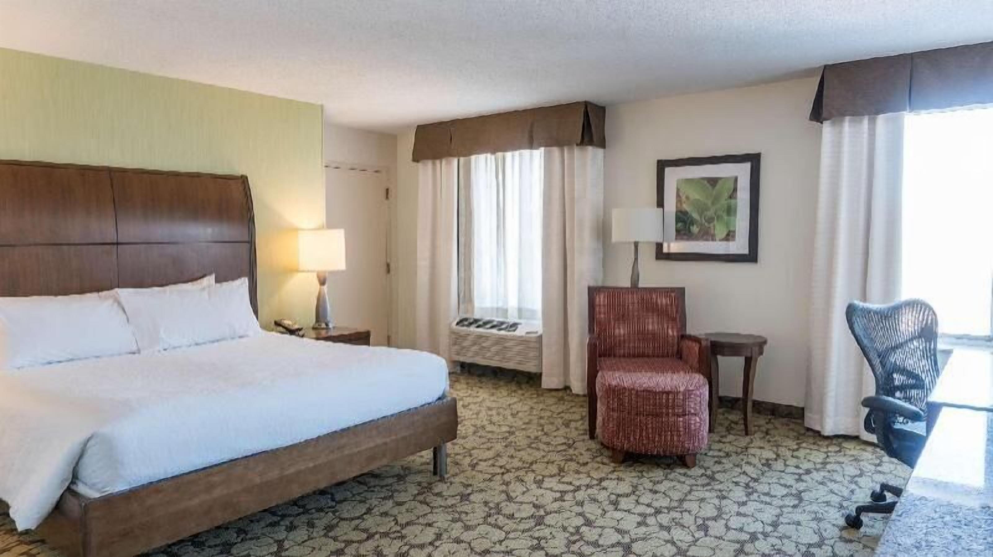 Escritorio, espacio para trabajar con laptop y cortinas blackout 