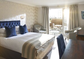 Safe på rommet, skrivebord, strykejern/-brett og barnesenger