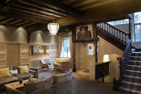 Entrada interior. The Manor Elstree