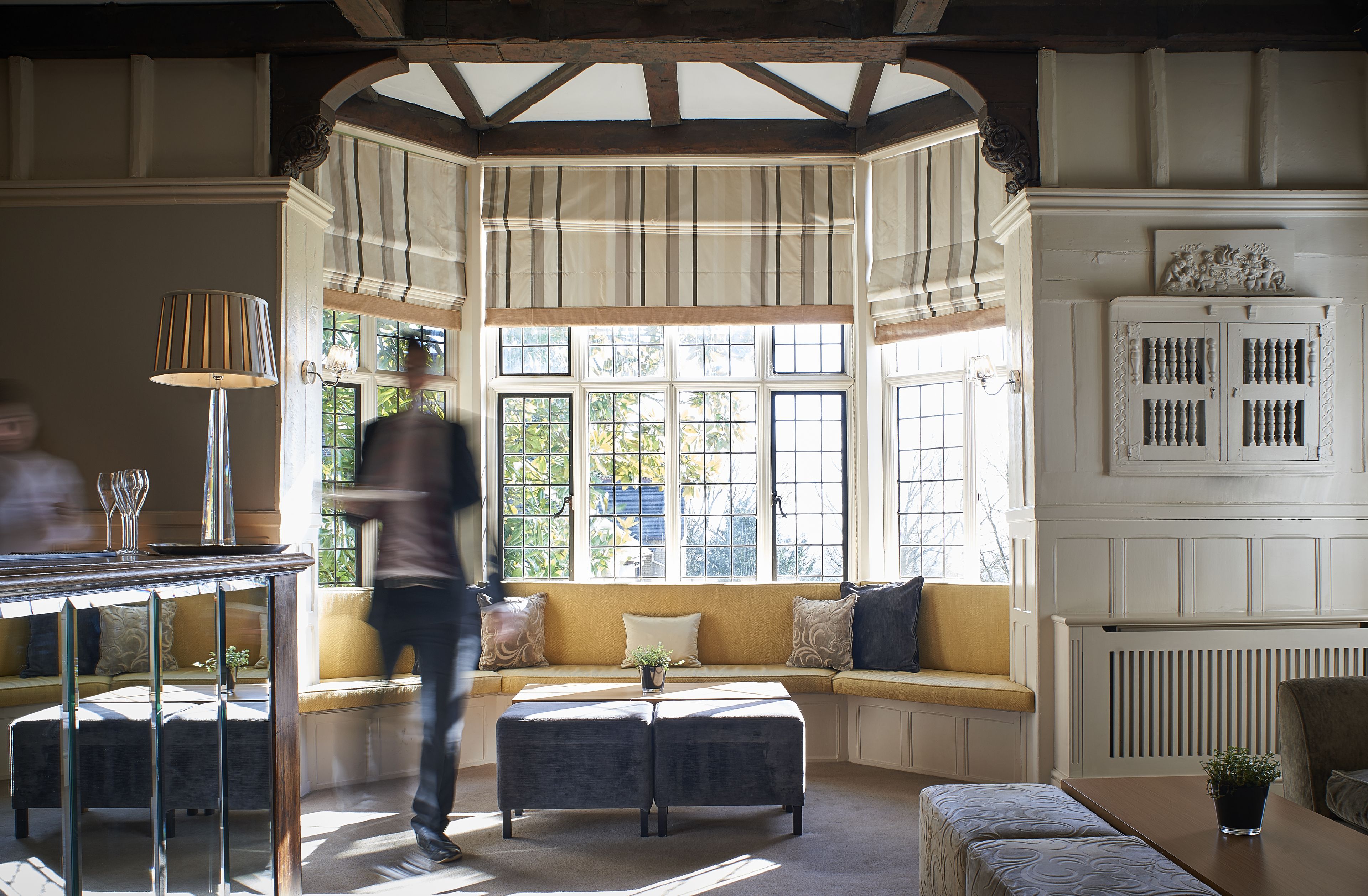 Bar (trong khuôn viên)