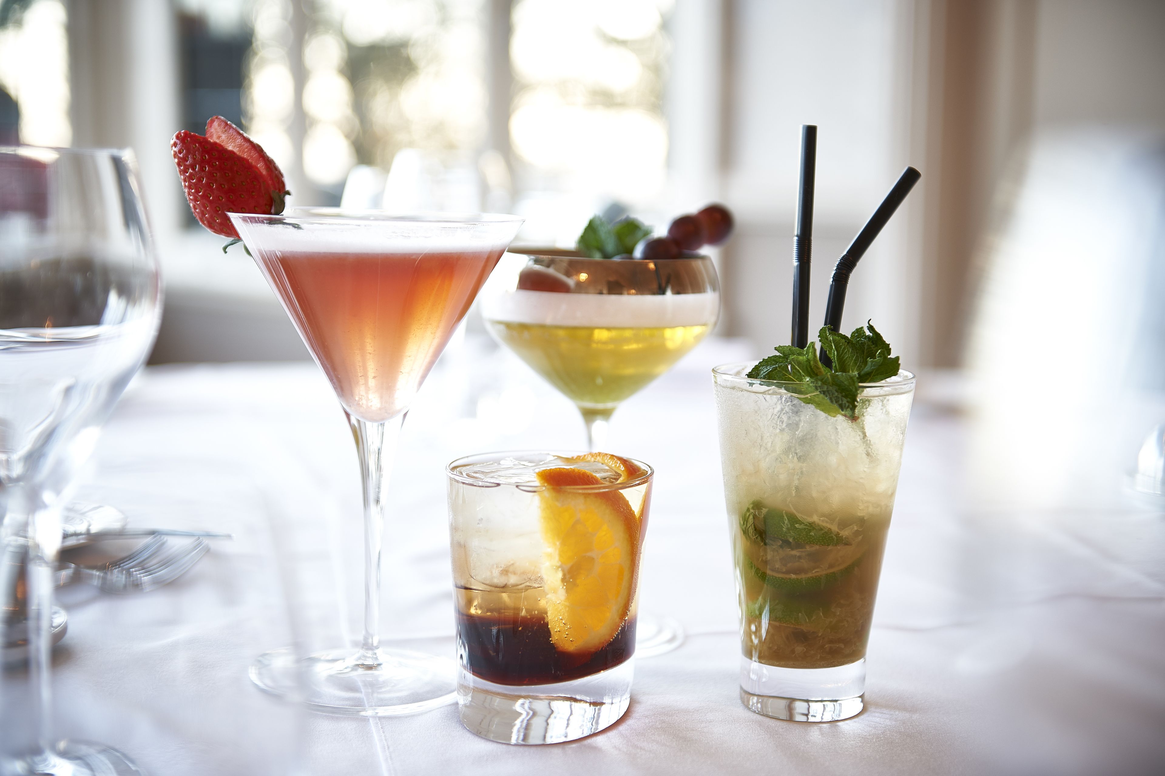 Tres tipos diferentes de bebidas sobre una mesa.
