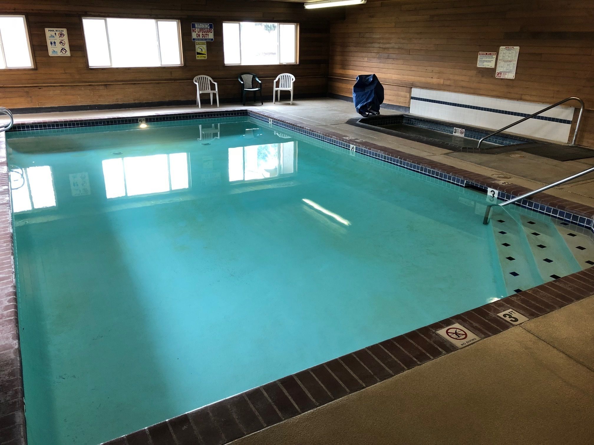 من حمّامات السباحة المغطاة