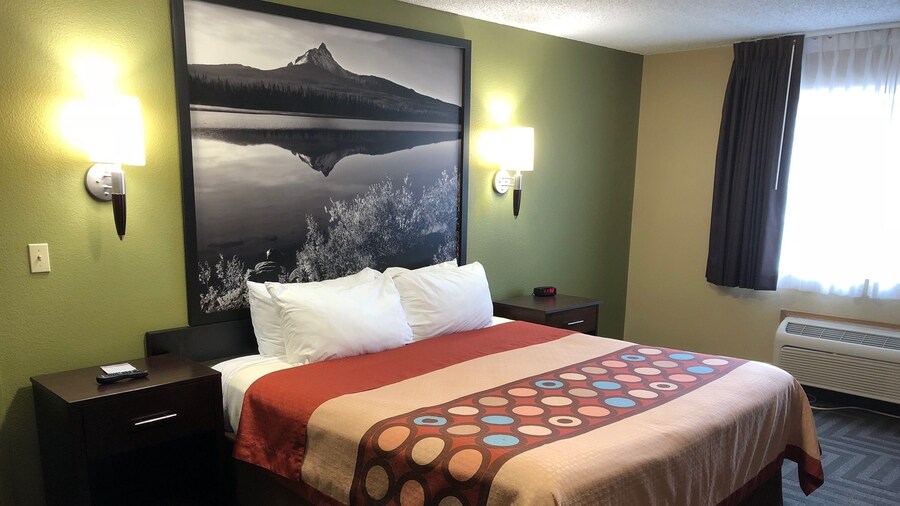 Super 8 by Wyndham LaGrande