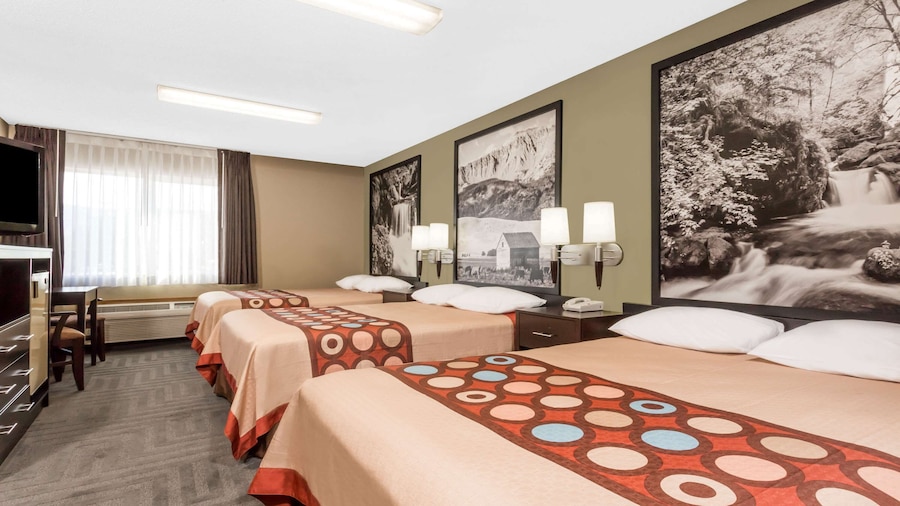 Super 8 by Wyndham LaGrande