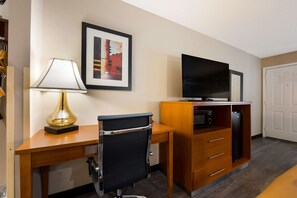 Desk, iron/ironing board, WiFi, bed sheets