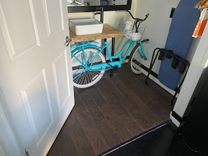 Room, 1 King Bed, Non Smoking | Bathroom