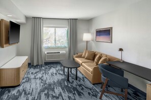 Suíte executiva, 1 cama King e sofá-cama | Roupas de cama premium, edredons de pluma, camas com colchões pillow-top