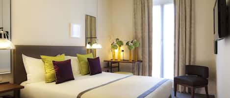 Safe på rommet, individuelt dekorert, skrivebord og blendingsgardiner