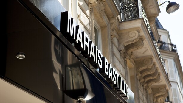 Fachada de edifício com a placa 'MARAIS BASTILLE'.