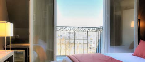 Värdeförvaringsskåp på rummet, individuell inredning och skrivbord